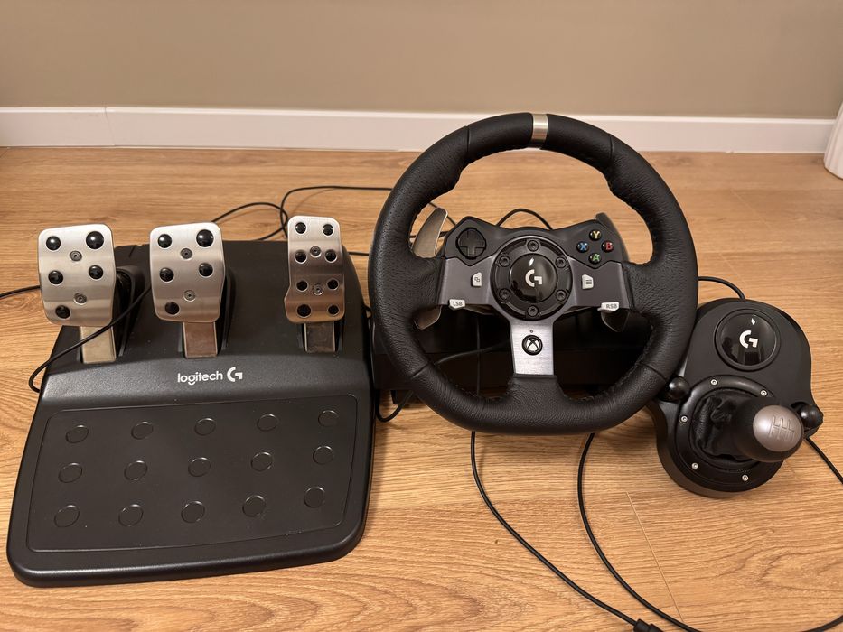 Vand volan Logitech G920 pentru Xbox si PC plus schimbator de viteze