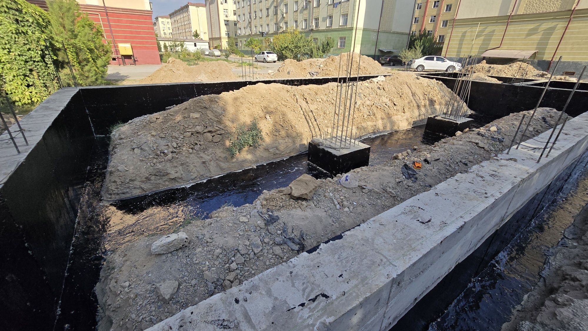 Tugallamagan 2 qavatli Bino sotiladi. 1 etaj supermarket va apteka.