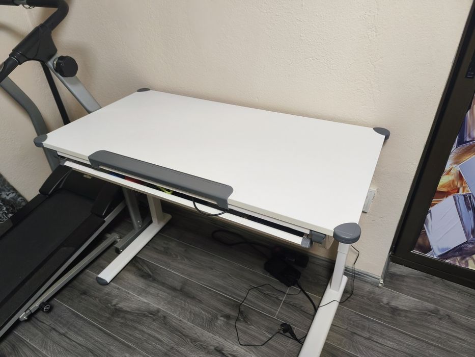 Birou reglabil pe înălțime