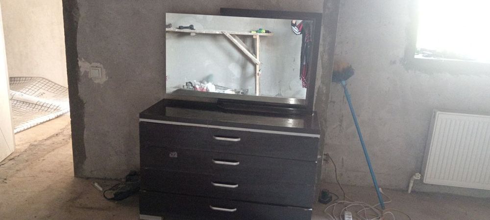 Трюмо сотилади срочно