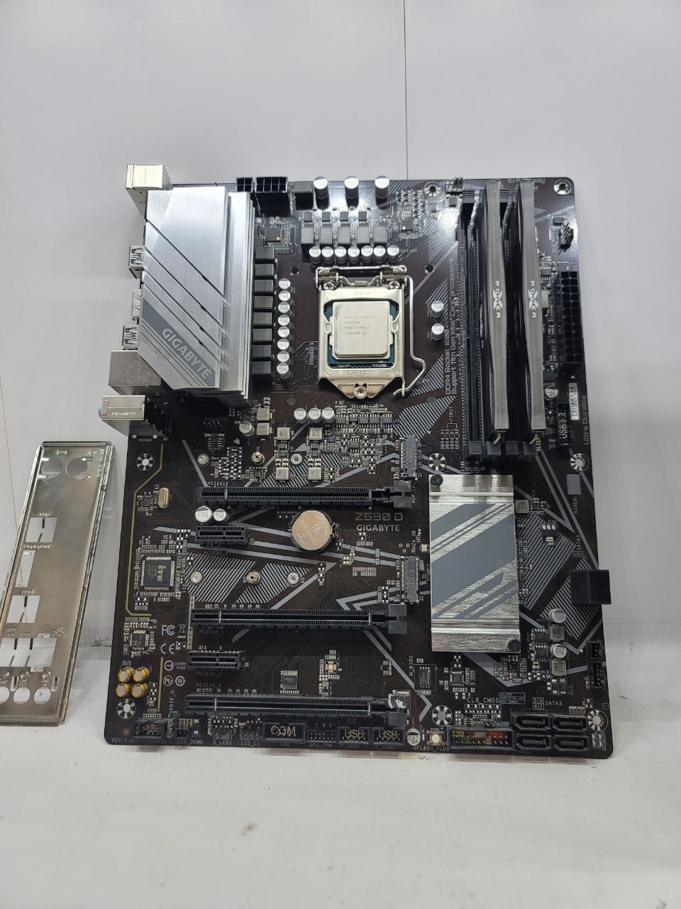 Gigabyte Z590D holati ideal