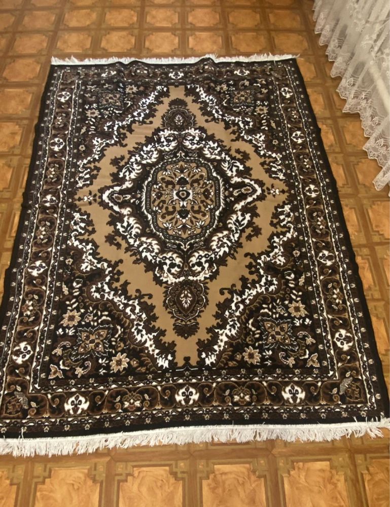 Продам срочно чистый ковёр размер 2,50-1,80