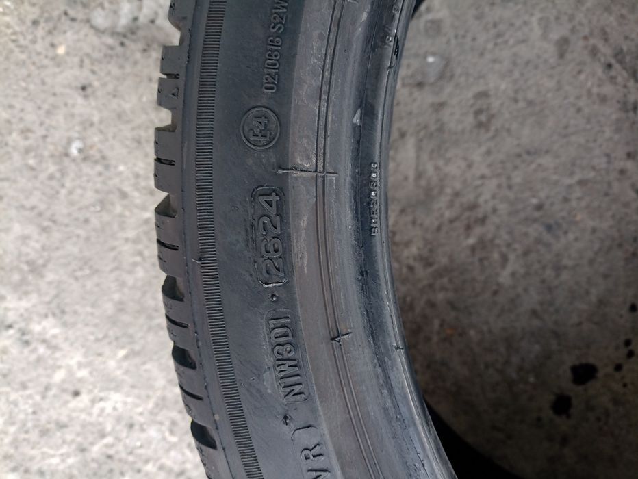 2 anvelope de iarna ca noi Bridgestone 235/40 R19 dot 2624