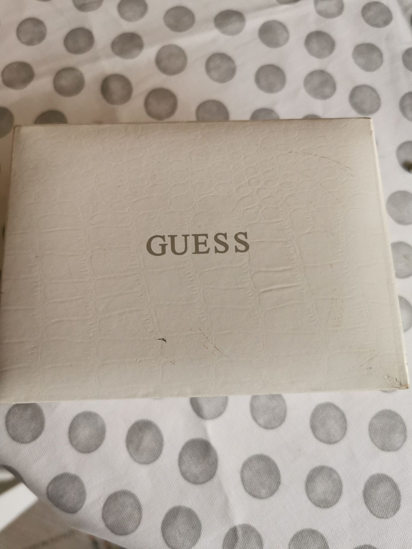 Часовник GUESS в кутия.