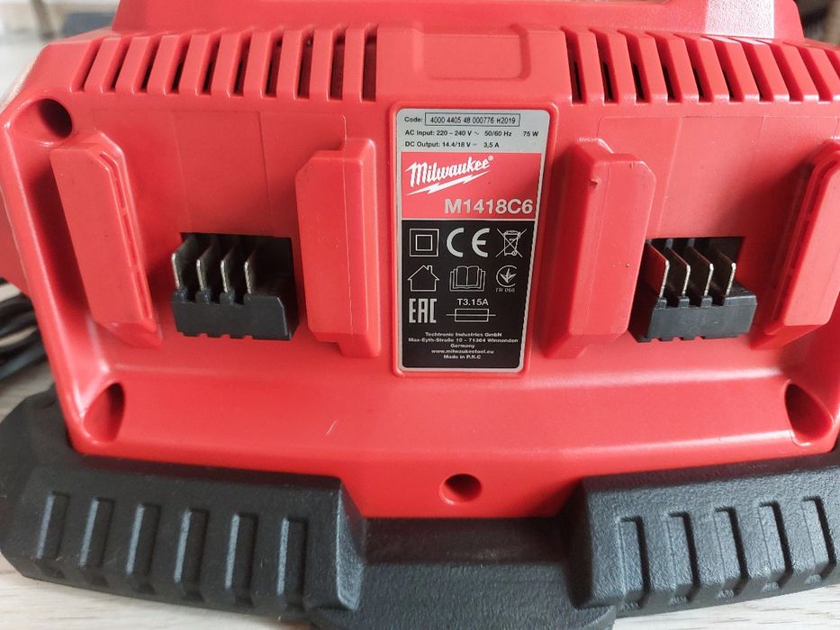 Încărcător multiport milwaukee M18, 6 posturi , stare perfectă