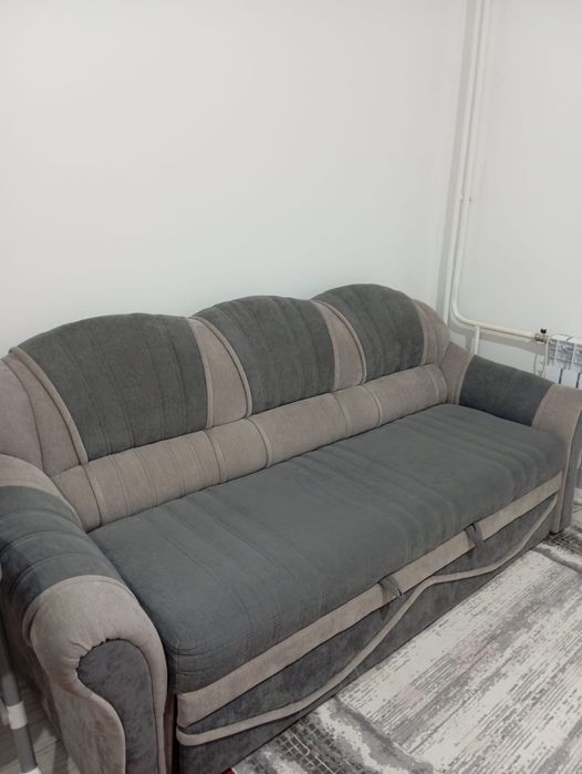 Диван вместе с креслом.