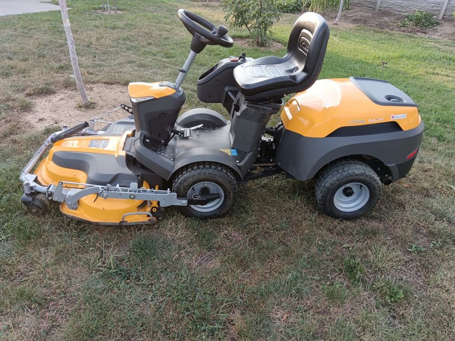 Tractoras tuns iarba