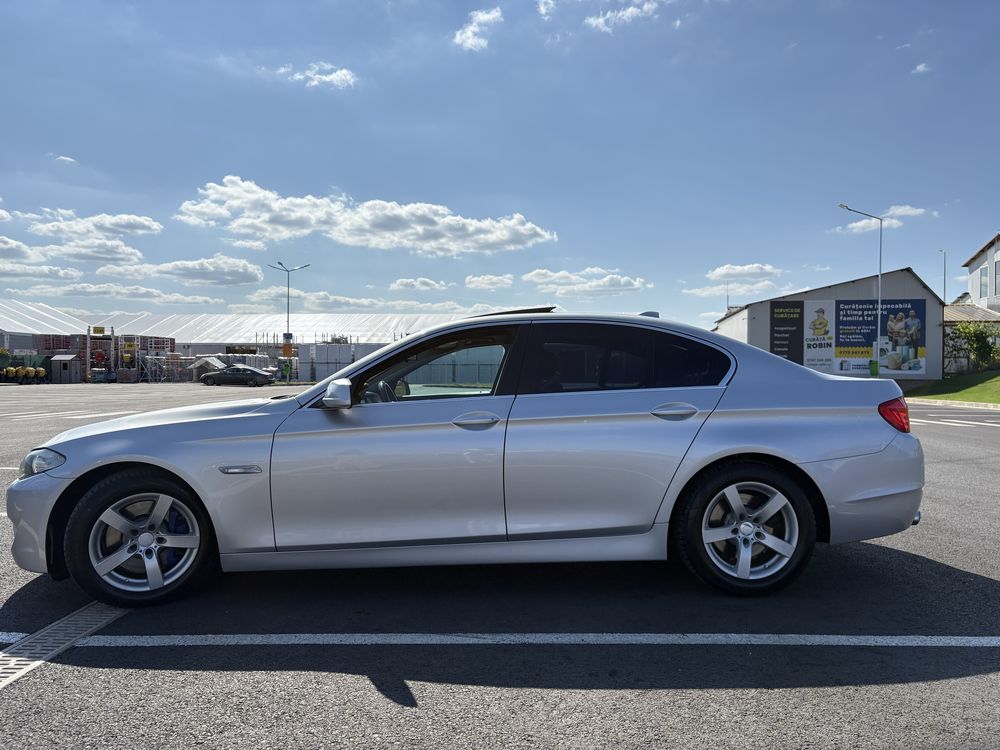 BMW F10 525d 204cp cu trapă panoramică