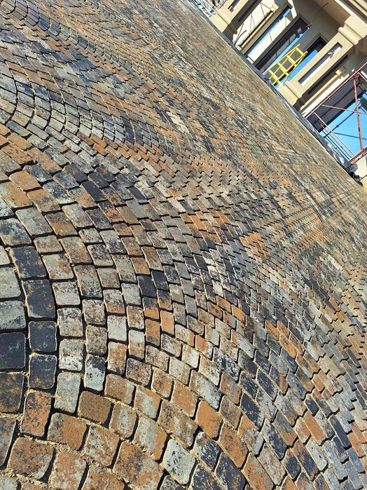 Amenajări cu pavaje.  Curți, parcări și trotuare.