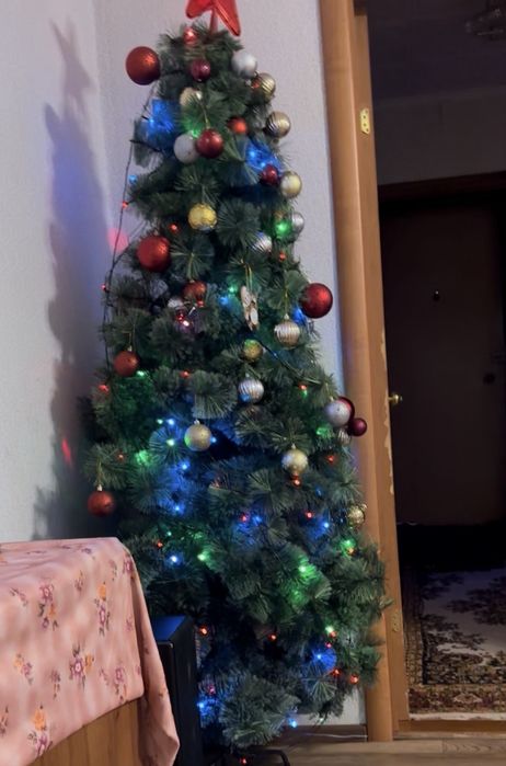 Продам искуственную елку 2.1 метра