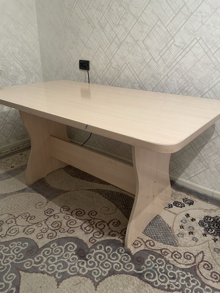 Продается стол 1,5 м