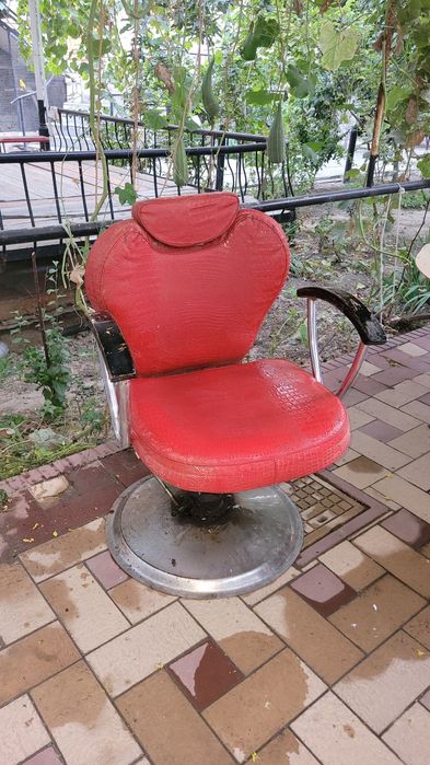 Мебель с раквиной и кресло