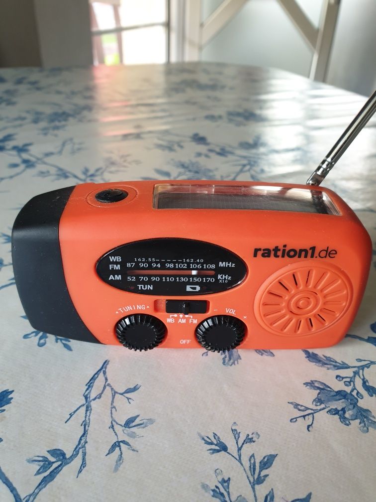 Radio portabil cu încărcare solară și la curent