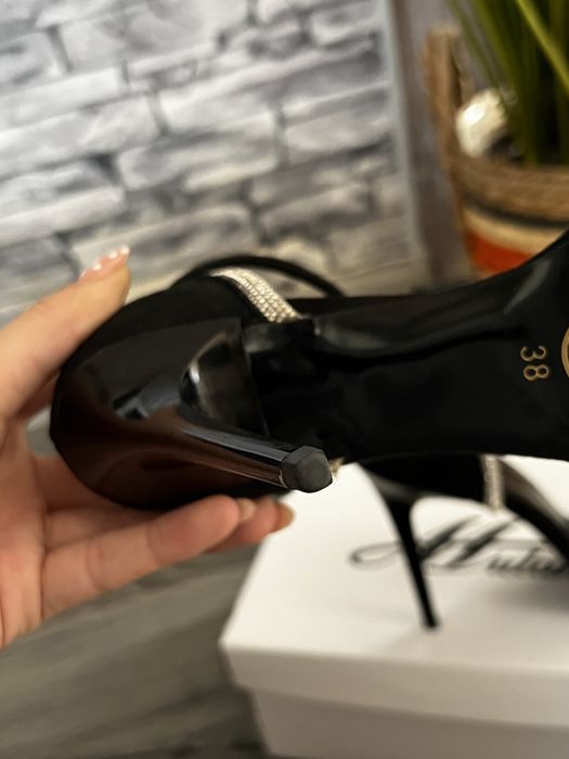 Дамски обувки с висок ток