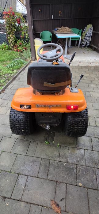 Tractoras Husqvarna pentru tuns iarba