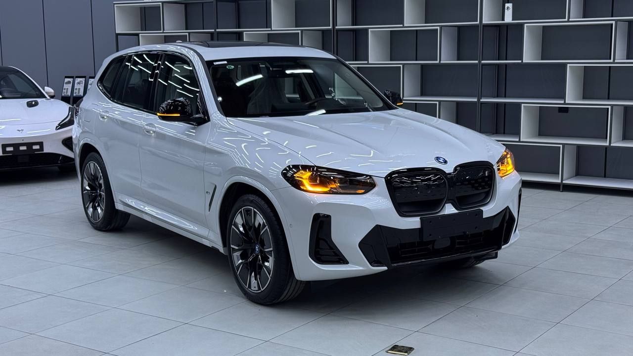 BMW ix3 electrocar 2025