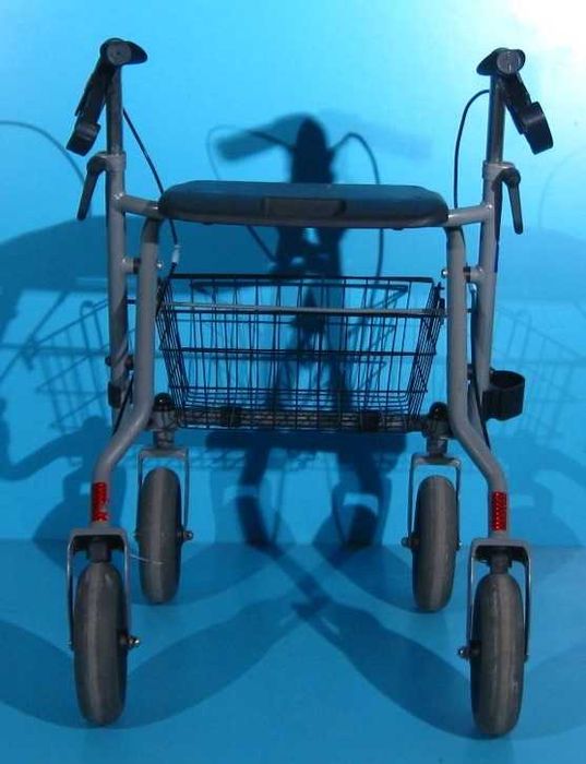 Cadru de mers cu roti (rolator) cu frane si sezut pentru batrani
