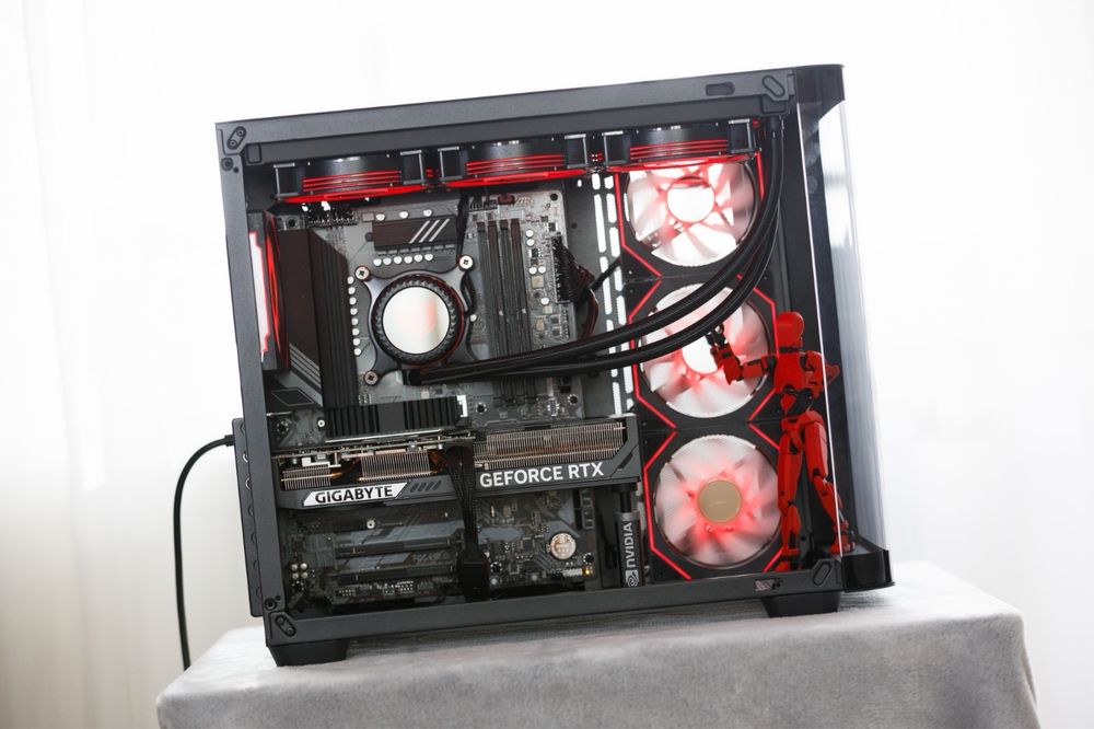 PC gaming High-End -i7 14700k / NVidia RTX 5070 / 240hZ / 2TB SSD .