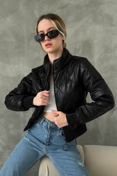 Лъскаво късо яке в черен цвят