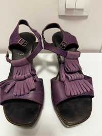 Отворени лилави обувки на ток