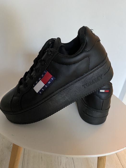 Tommy Hilfiger обувки