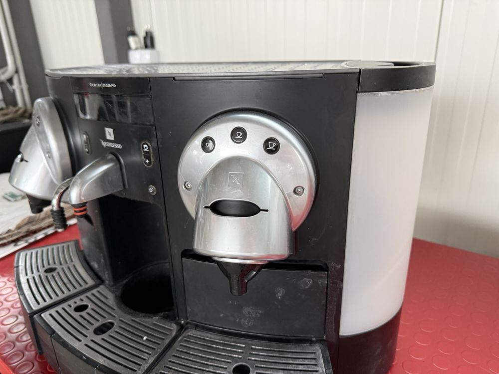 Пълен Кафеавтомат NESPRESSO Gemini CS220 Pro