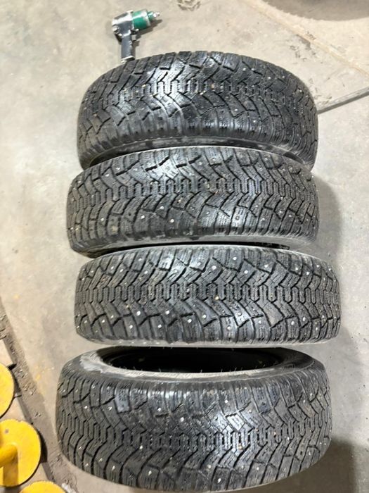 Продам шипованные зимние шины