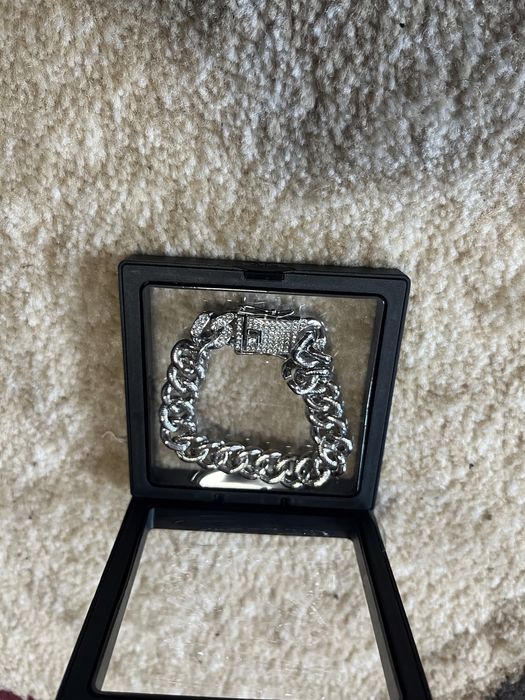 Bratara noua abia luata