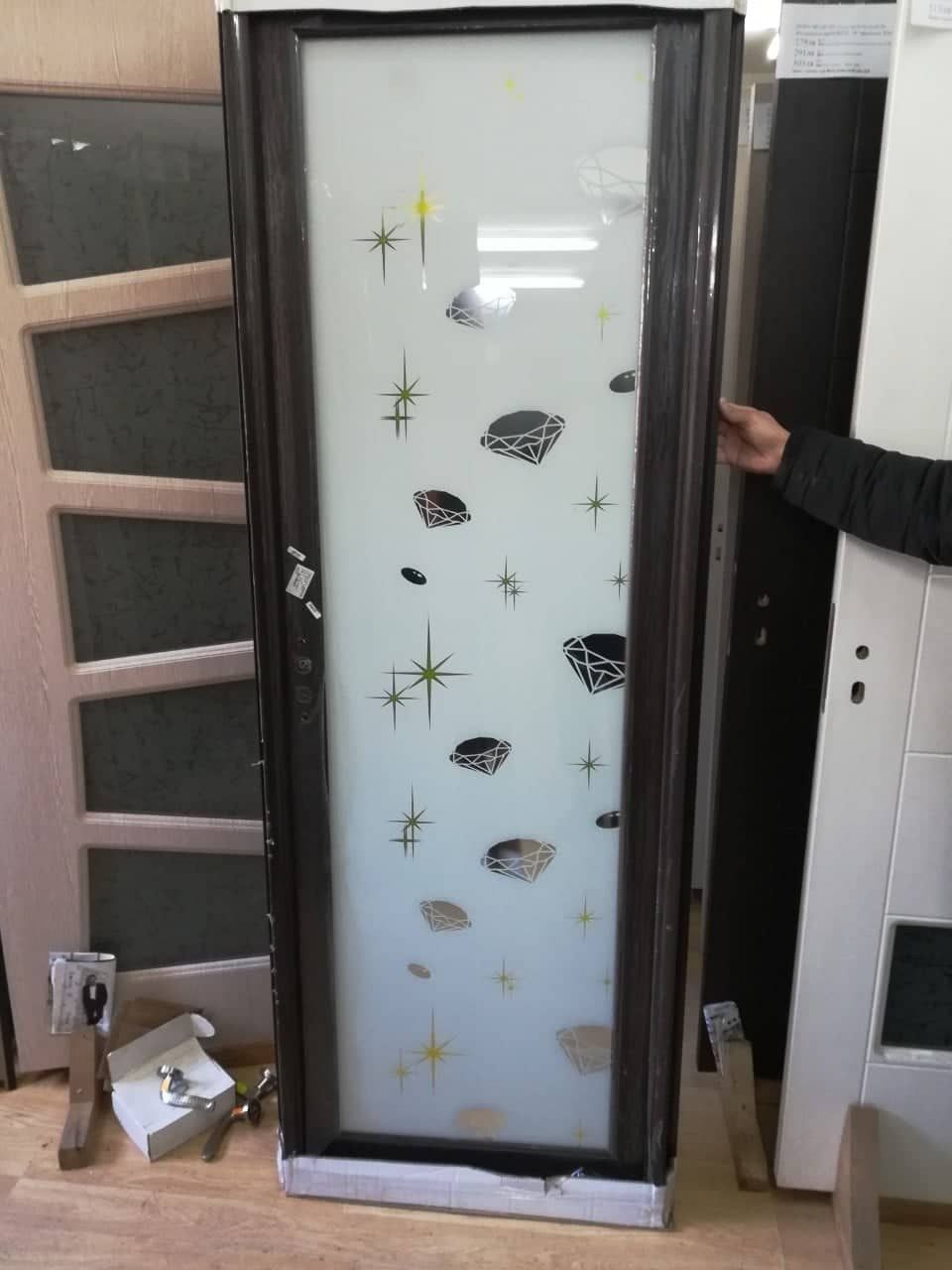 Алуминиеви врати с орнаментно стъкло