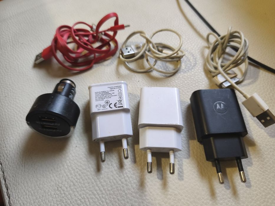 Încarcător 4bucati și cabluri telefon 50lei totul