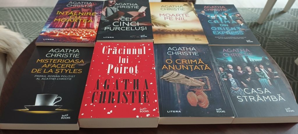8 cărți  Agatha Christie