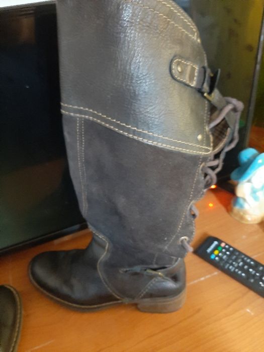 Vând cizme de dama din piele întoarsă cu piele