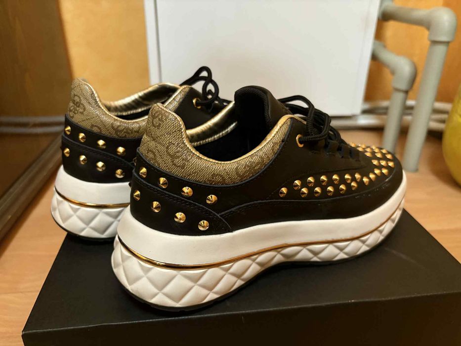 Чисто нови обувки на Gess