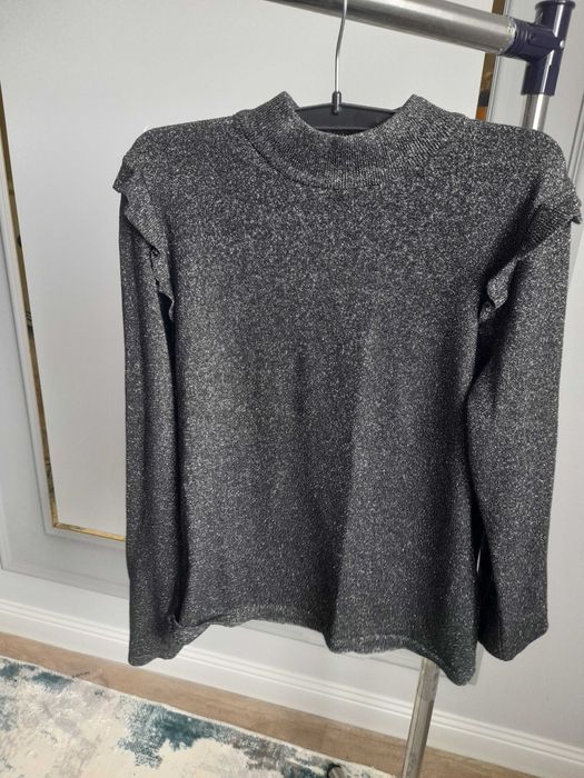 Легкий и слегка блестящий свитер от Massimo Dutti