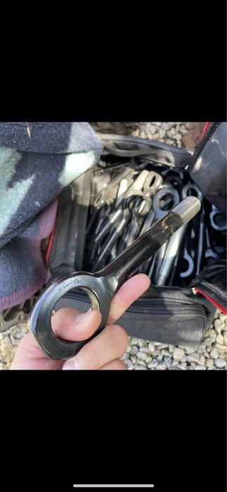 Продам крюк буксировочный Kia