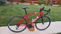 Bicicletă șosea Triban 500 (2019) – cadru aluminiu, furcă carbon