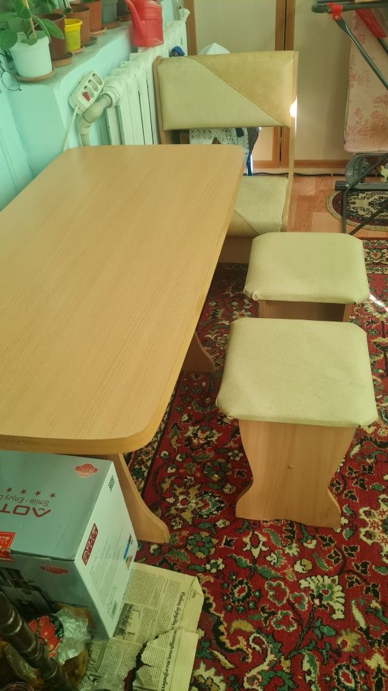 Кухонный стол со сткльями