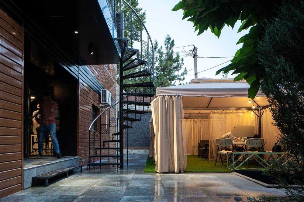 Здание 
Этажность: 2
Площадь: 700 м²
Площадь земли: 4,2 сотки