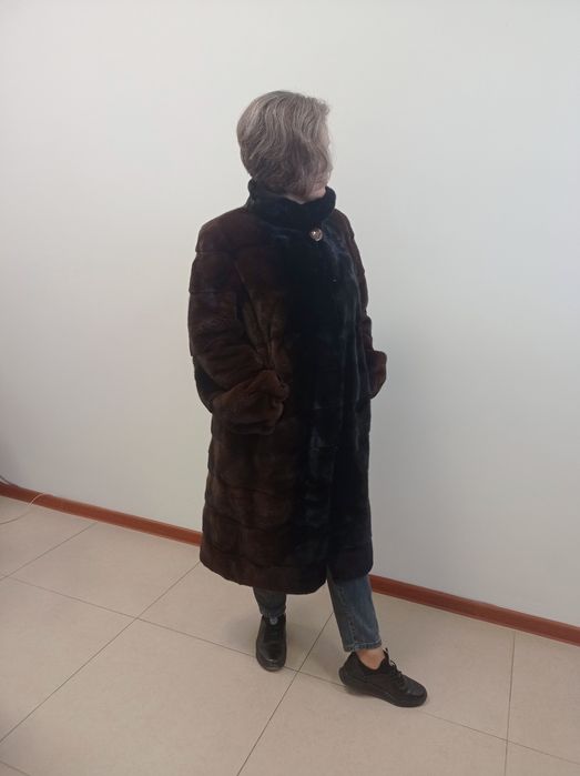 Продам норковую шубу 50 размер. В идеальном состоянии,торг имеется.