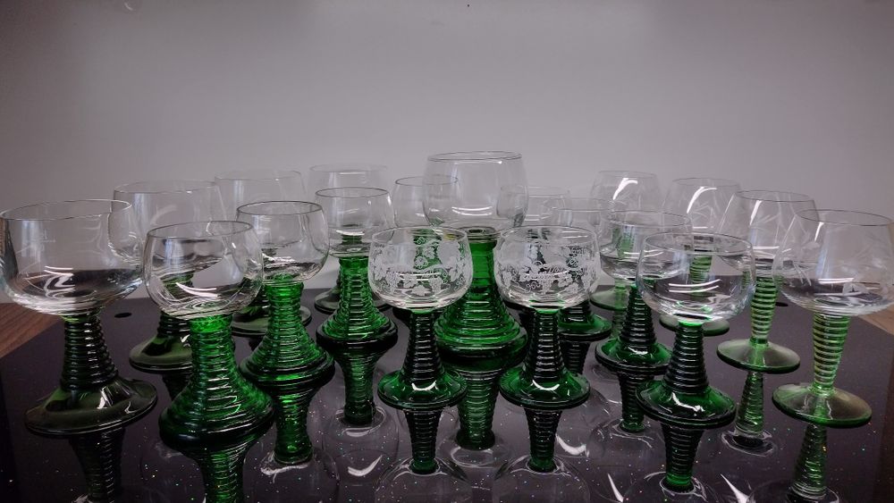 Чаши за вино/ракия със зелено столче. 4 модела по 4 броя, 1 модел 2 бр