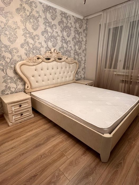 Кровать с тумбами и английским ортопедическим матрасом Sealy