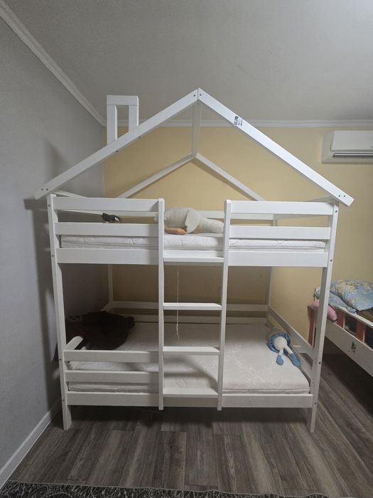 Кровать друхъярусная домик из березы