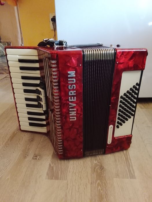 Vând acordeon universun