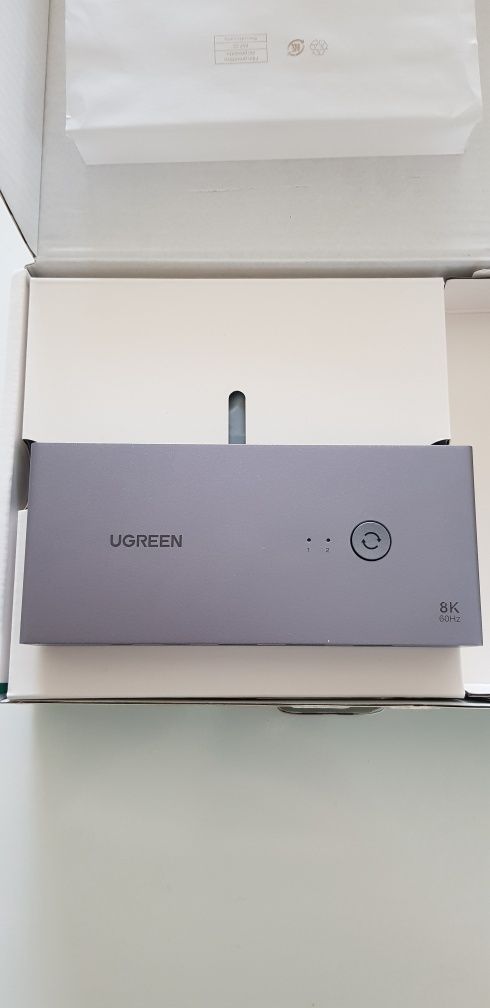 UGREEN DisplayPort KVM Switch 2 в 1 – 8K DisplayPort KVM превключвател
