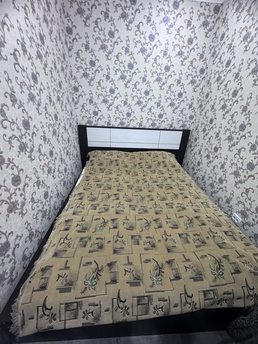 В хорошем состоянии двухспальная кровать с матрасом