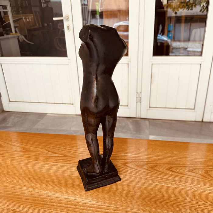 Бронзова скулптура “Женски торс” – изискан артистичен акцент