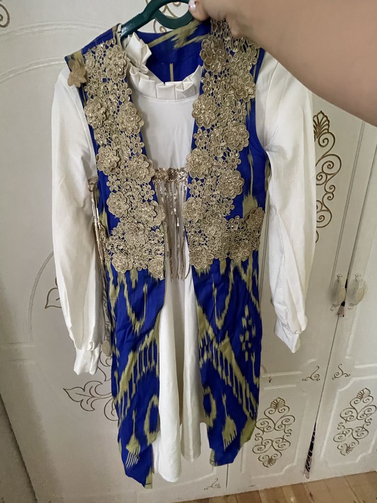 Qizil rangli 200 ming so’m. 3 talik troyka 300 ming som