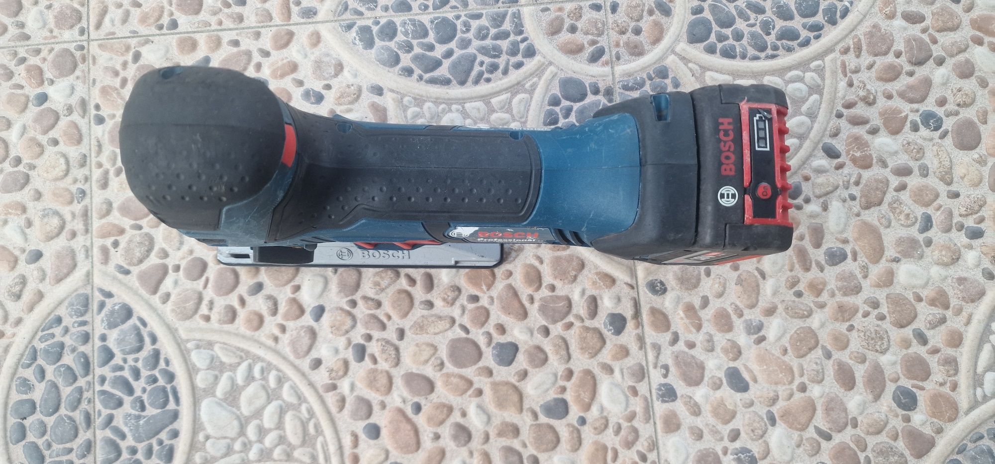 Акумулаторен пробивен трион Bosch GST 18V-LIS
