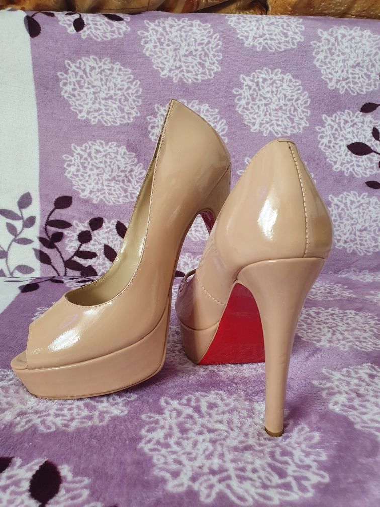 Oferta !!! Pantofi Christian Louboutin Nude