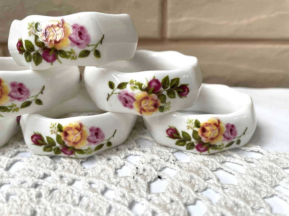 Красиви пръстени от костен порцелан от Англия с рози